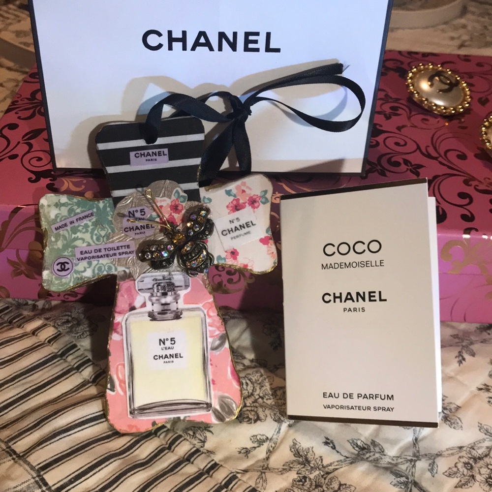 CHANEL (2 set) ART wall plaque of CHANEL Parfum, 1 - l.5 ml COCO perfume spray